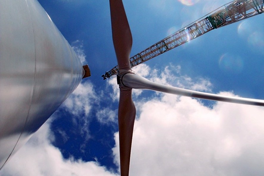 Lắp đặt cánh quạt ngoài khơi tại một dự án Điện gió tại tỉnh Bạc Liêu. Ảnh: Kosy