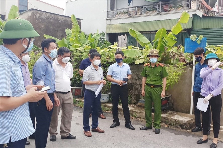 Lãnh đạo huyện Thạch Hà (tỉnh Hà Tĩnh) thảo luận công tác lập chốt phòng dịch sau khi phát hiện 5 ca mắc COVID-19 ở thị trấn Thạch Hà. Ảnh: TT