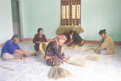 Các thành viên Tổ đan lát thủ công đang cùng nhau đan những sản phẩm truyền thống của dân tộc mình. Ảnh: Thành Phú