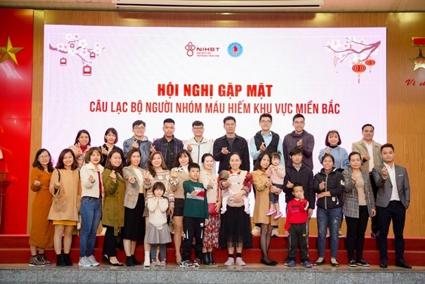 Phó Chủ nhiệm Câu lạc bộ Nhóm máu hiếm khu vực miền Bắc Trần Sách Minh (ngoài cùng bên phải) cùng các thành viên máu hiếm nhóm B Rh(D) âm. (Nguồn: vienhuyethoc.vn)