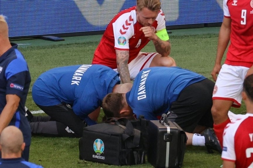 Eriksen được sơ cứu ngay trên sân. Ảnh: AFP