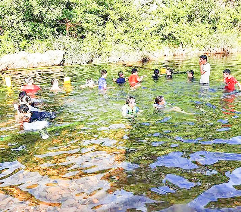 Mô hình “Bể bơi tự nhiên” của Xã đoàn Vĩnh Hà trang bị cho trẻ em vùng cao những kỹ năng hữu ích trong môi trường nước-Ảnh: MỸ HẰNG