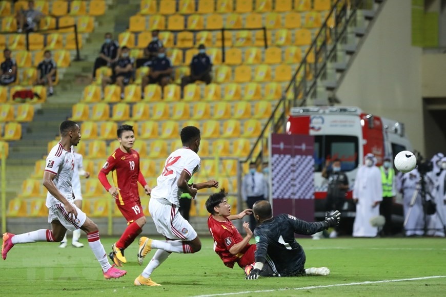 Nhận đường chuyền của Đức Huy, Minh Vương ghi bàn gỡ 2-3 cho đội tuyển Việt Nam ở phút 90+3. (Ảnh: Hoàng Linh/TTXVN)