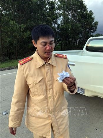 Đại úy Bùi Quang Nghĩa bị đánh chảy máu. Ảnh: TTXVN phát