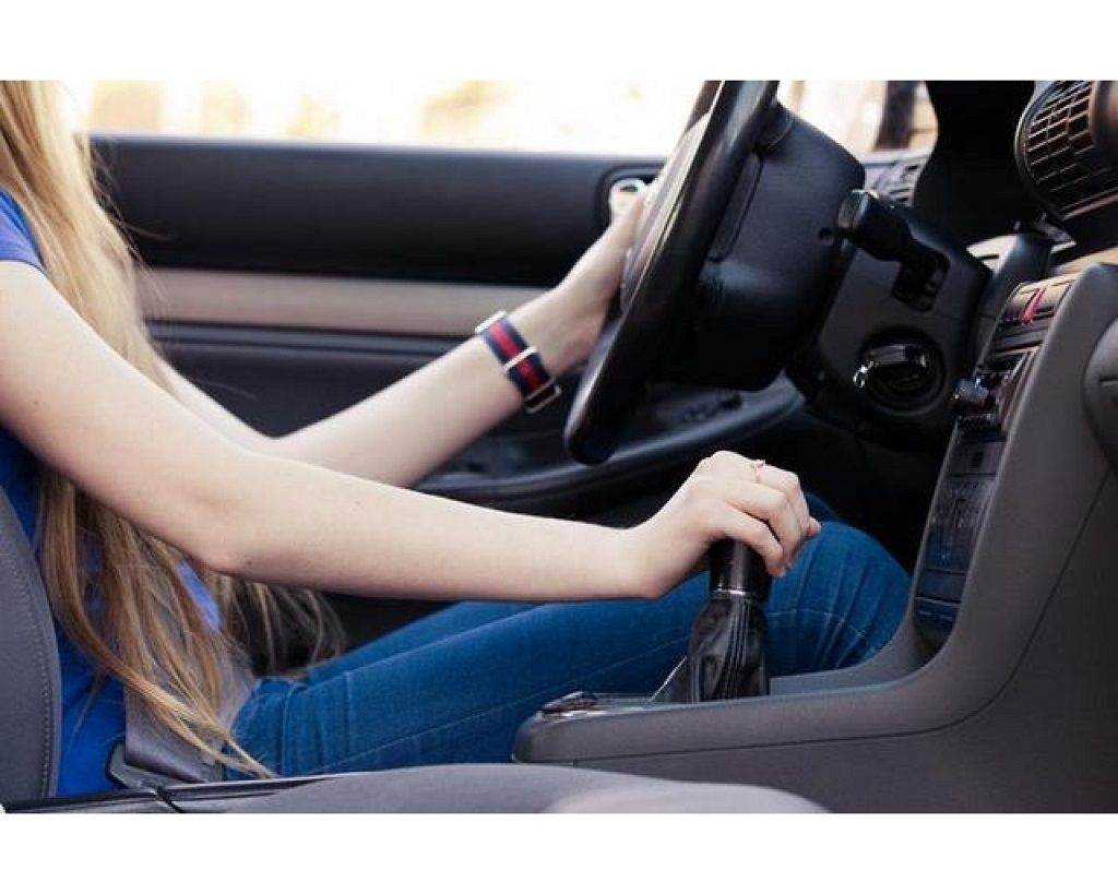 Tỳ tay trên cần số khi lái xe có thể gây hại các bộ phận trên hộp số sàn và cả hộp số tự động