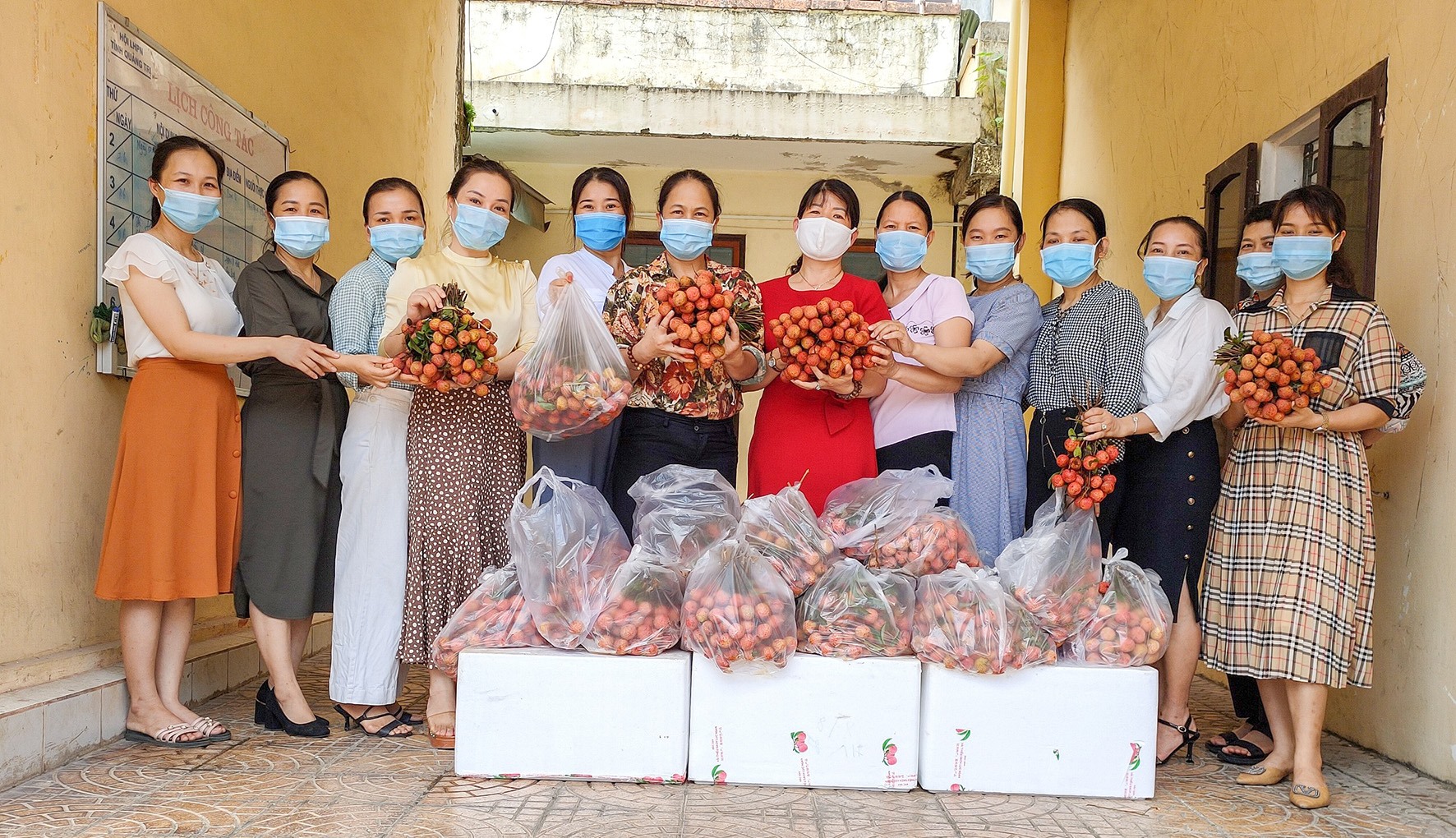 Phụ nữ Quảng Trị chung tay hỗ trợ tiêu thụ vải thiều Bắc Giang-Ảnh: Bình An