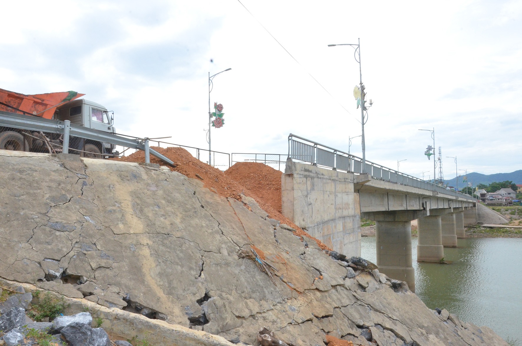 Mố cầu vượt sông Đakrông tại thị trấn Krông Klang bị sạt lở, xuống cấp khi chưa nghiệm thu, bàn giao công trình - Ảnh: L.M