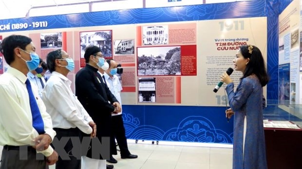 Các đại biểu và khách tham quan triển lãm 'Người đi tìm hình của nước.' (Ảnh: Tường Vi/TTXVN)