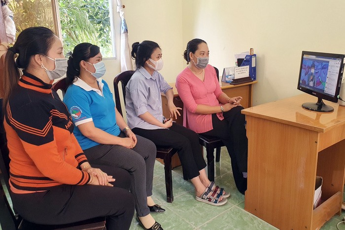 Cán bộ Hội LHPN tỉnh Ninh Bình xem, chia sẻ chương trình trực tuyến. Ảnh: CTV