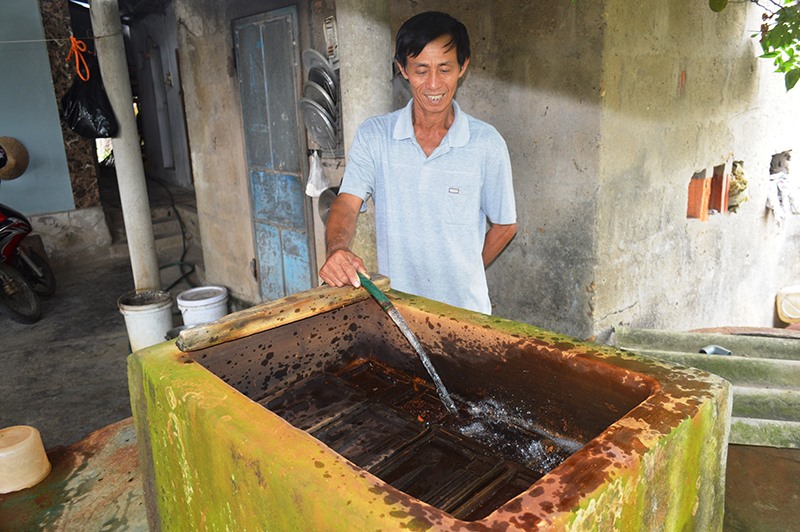 Nguồn nước của gia đình ông Nguyễn Xuân Toàn bị nhiễm phèn, mặn nặng -Ảnh: Đ.V