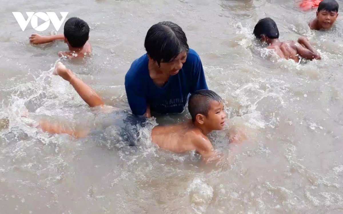 Bà Trần Thị Kim Thia, 63 tuổi, ngụ xã Hưng Thạnh, huyện Tháp Mười, tỉnh Đồng Tháp đã dạy bơi cho khoảng 3.800 trẻ