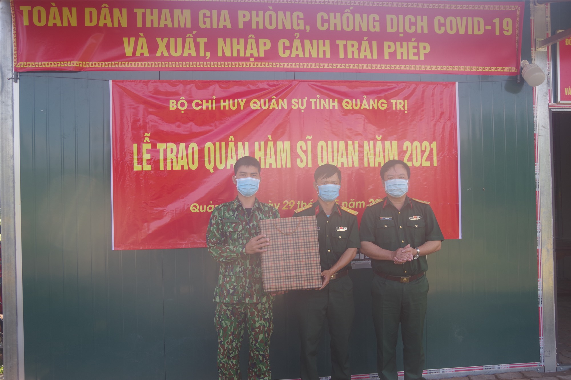 Đồng chí Thượng tá Võ Hồng Việt – Phó Chính ủy Bộ Chỉ huy Quân sự tỉnh trao quân hàm và động viên cán bộ, chiến sỹ tại các chốt chống dịch Covid-19