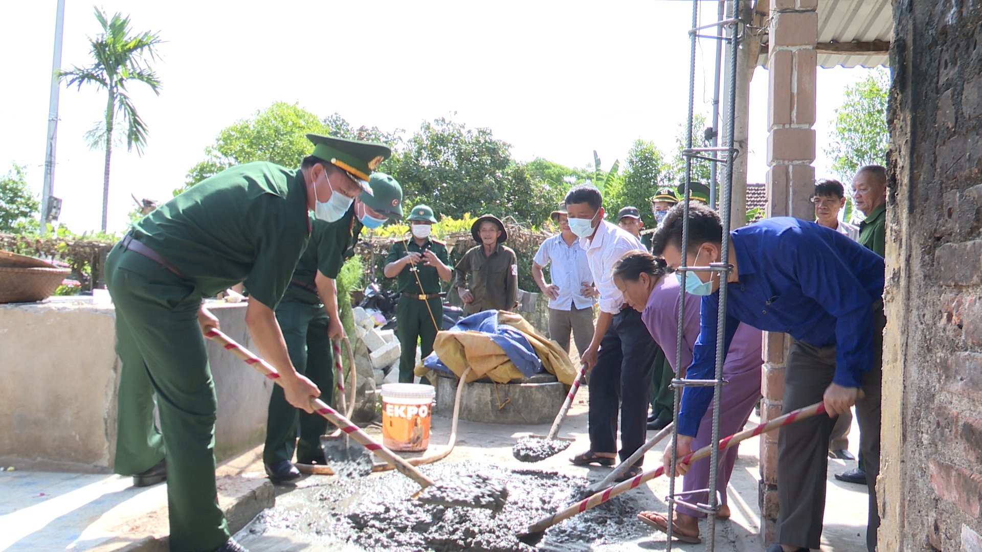 Thượng tá Nguyễn Xuân Toàn, Chính ủy BĐBP tỉnh ( Ngoài cùng, bên trái) và lãnh đạo Phòng Chính trị dự lễ khởi công xây dựng nhà thờ Mẹ VNAH.