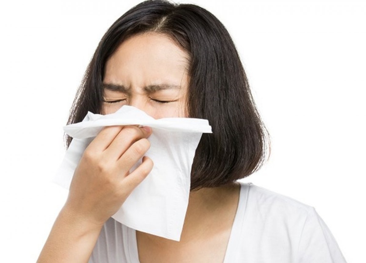Cảm mạo truyền nhiễm có nhiều điểm tương đồng với COVID-19 như: sốt, ho khan, đau cổ họng, khó thở...