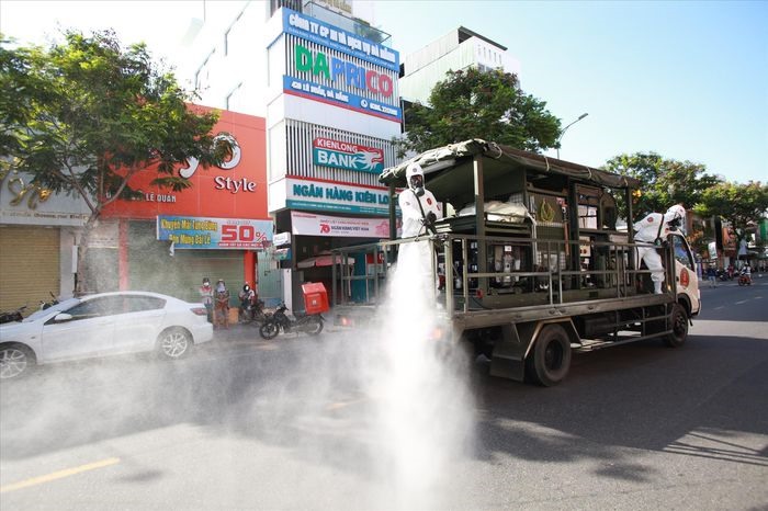 Lực lượng quân đội phun khử khuẩn các khu vực quận Thanh Khê (TP Đà Nẵng) vào chiều 20/6. Ảnh: Nguyễn Thành