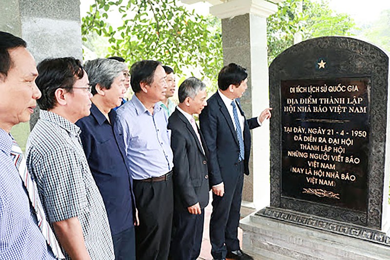 Các đại biểu về thăm Địa điểm thành lập Hội Nhà báo Việt Nam tại xã Điềm Mặc, huyện Định Hóa, tỉnh Thái Nguyên - Ảnh: TL