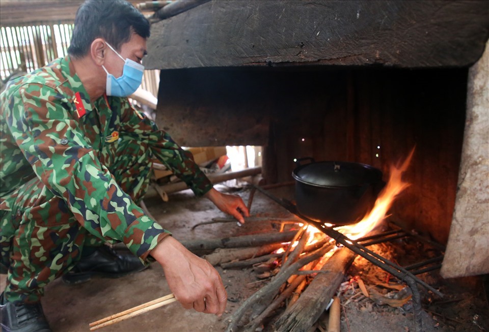 Ở giữa rừng không có điện, nên nấu nướng bằng bếp củi.