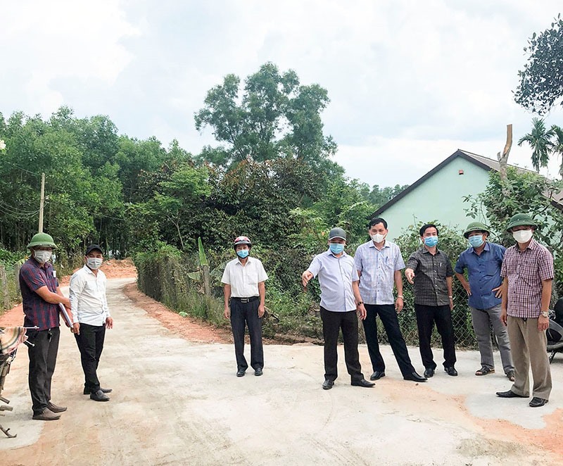 Lãnh đạo UBMTTQVN tỉnh và thị xã Quảng Trị trong buổi nghiệm thu, bàn giao công trình - Ảnh: M.P