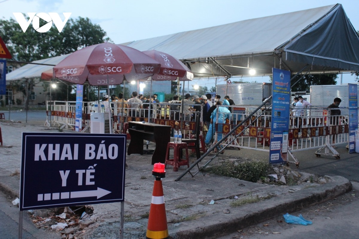 Điểm khai báo y tế tại Hòa Phước, cửa ngõ phía Nam thành phố luôn đông người.