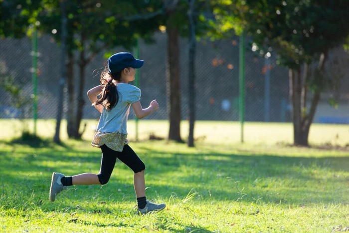Những hoạt động vui chơi, rèn luyện thể chất giúp phát triển thể lực cho trẻ nhỏ trong mùa hè. Ảnh minh họa