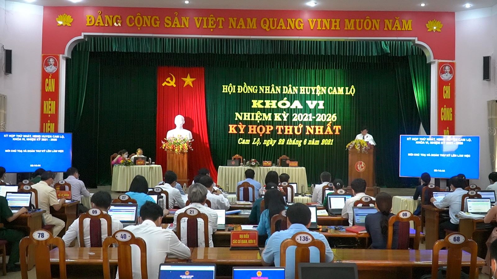 Các đại biểu dự họp HĐND huyện Cam Lộ xử lý công việc liên quan đến kỳ họp qua hệ thống máy tính