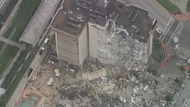 Toàn bộ khung cảnh tòa nhà đổ sập nhìn từ trên cao. Ảnh: Getty Images
