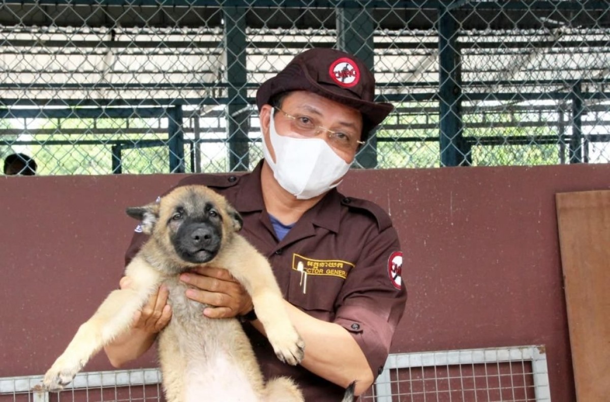 Ông Heng Ratana kiểm tra các chú chó nghiệp vụ. Ảnh: Facebook nhân vật