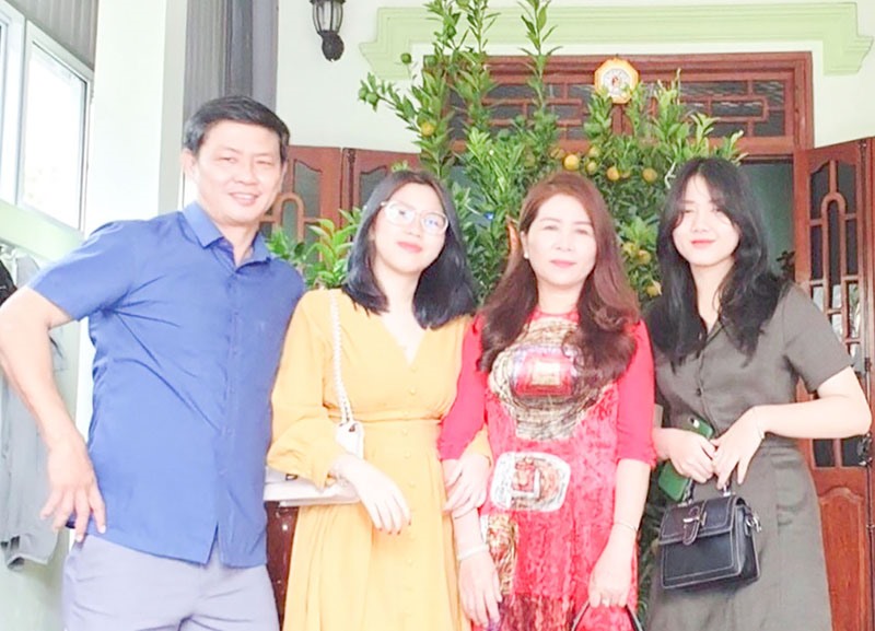 Gia đình thầy Thiện, cô Trang sum họp trong dịp tết Nguyên đán -Ảnh: NVCC