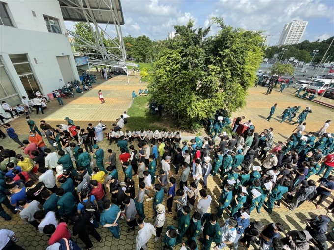 Từ 8h sáng 25.6, hàng nghìn người đã có mặt tại Nhà thi đấu Phú Thọ để tiêm vaccine phòng COVID-19.