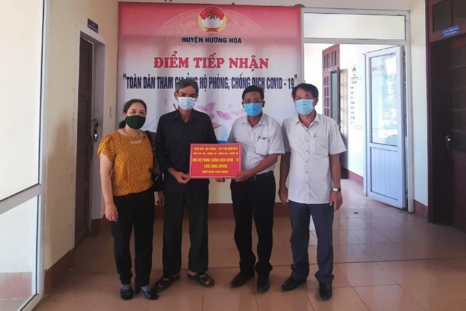 Vợ chồng lão nông Hà Khoa trao số tiền ủng hộ phòng chống Covid-19 cho đại diện MTTQVN huyện Hướng Hoá. Ảnh: VT.