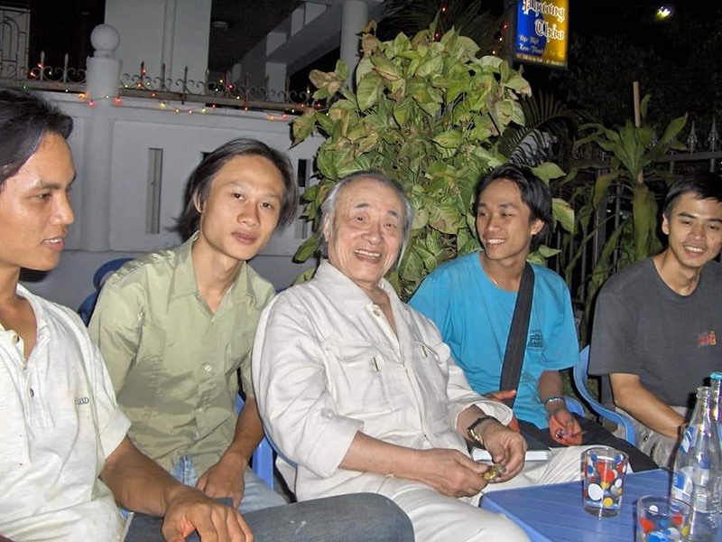 Họa sĩ Lê Bá Đảng (thứ 3, từ trái sang) và các họa sĩ trẻ tại Festival Huế -Ảnh: DUY LÊ