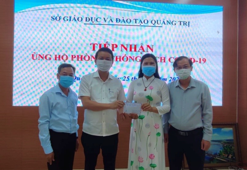 Cô giáo Nguyễn Thị Hải Yến ủng hộ tiền thưởng cho Quỹ Vắc xin phòng, chống COVID-19 - Ảnh: Q.H
