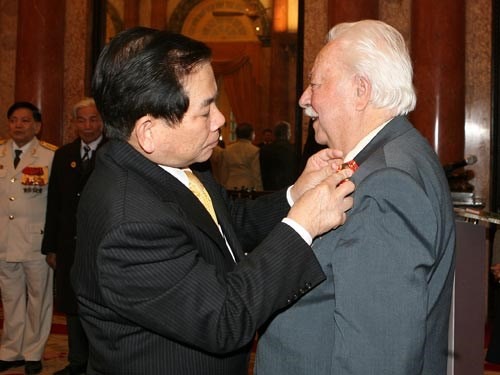 Chủ tịch nước Nguyễn Minh Triết gắn Huân chương Hữu nghị cho ông Kostas Sarantidis năm 2011. (Ảnh: TTXVN)