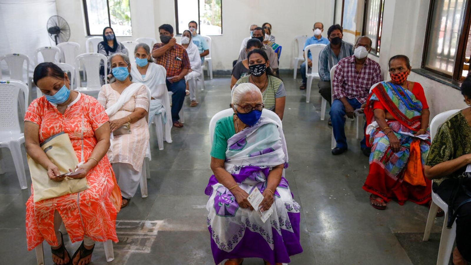 Người dân chờ tiêm vaccine phòng COVID-19 ở Ấn Độ. Ảnh: AFP