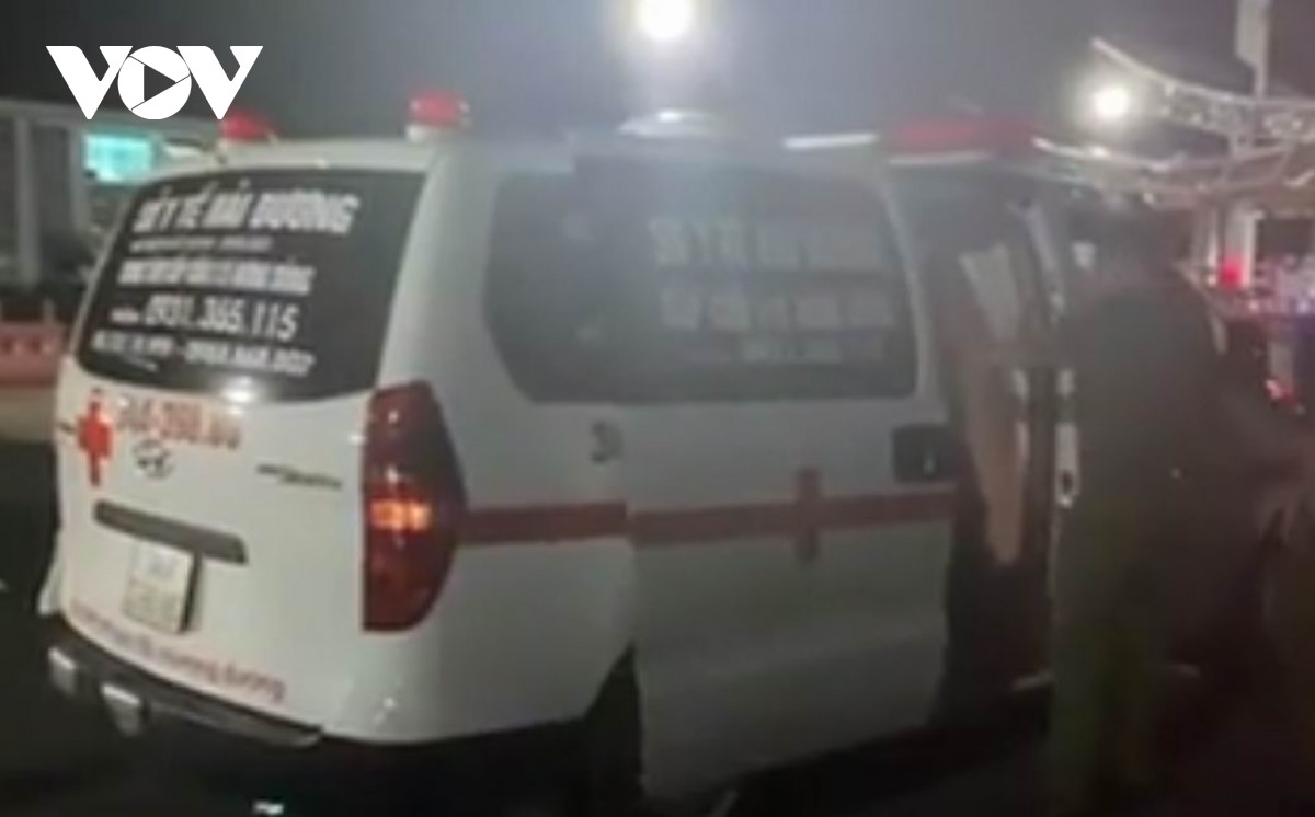 Xe cứu thương chở 5 người trốn khai báo y tế tại chốt kiểm dịch cầu Bạch Đằng, Quảng Ninh.
