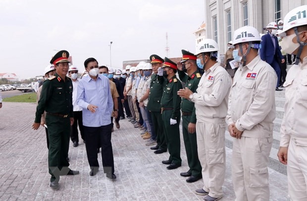 Tổng Bí thư, Thủ tướng Lào Thongloun Sisoulith thăm cán bộ chiến sỹ Binh đoàn 11 của Việt Nam đang xây dựng công trình tòa nhà Quốc hội mới của Lào. (Ảnh: Phạm Kiên/TTXVN tại Lào)
