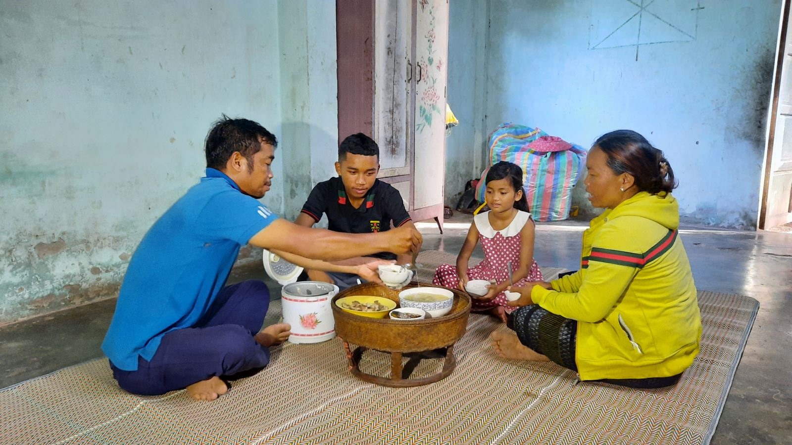 Hình ảnh hạnh phúc của gia đình chị Hồ Thị Lành ở khóm Khe Đá, thị trấn Lao Bảo, huyện Hướng Hóa