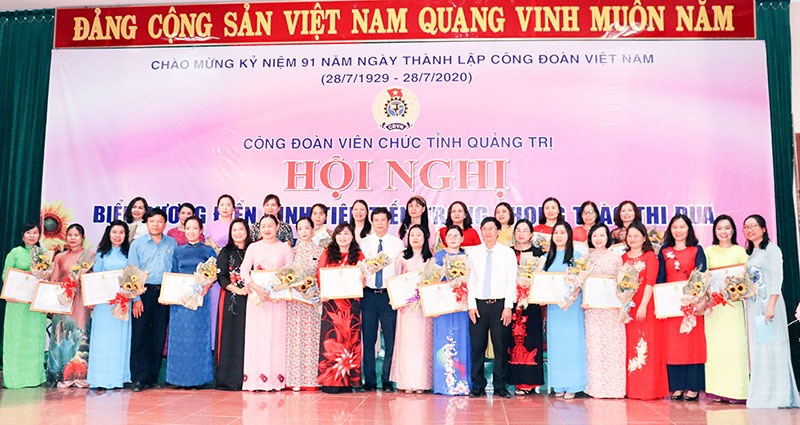 Công đoàn Viên chức tỉnh biểu dương nữ CBCCVC “Giỏi việc nước, đảm việc nhà” - Ảnh: CĐVC