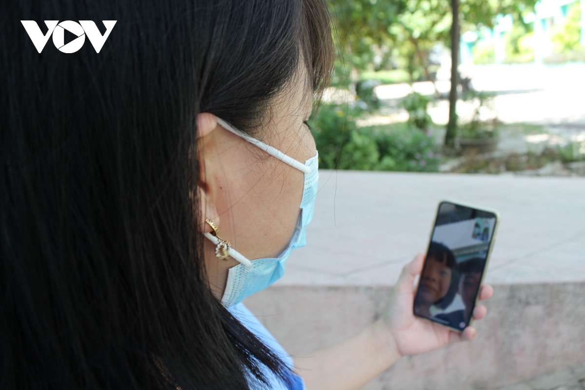 Bác sĩ Hồ Thị Thuyên, Bệnh viện Phổi Đà Nẵng gọi điện qua Zalo để nói chuyện với con của mình.