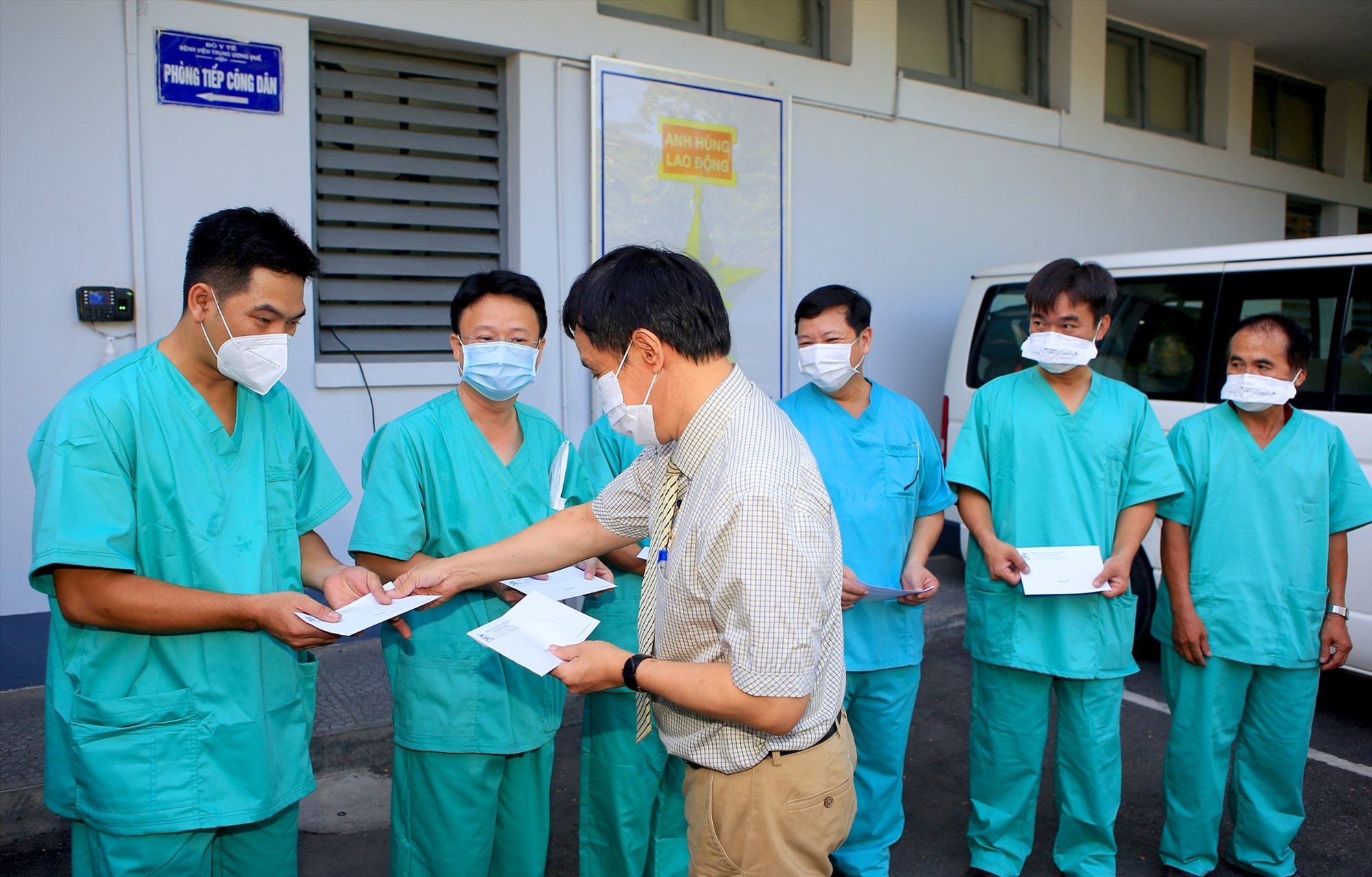Ban Giám đốc Bệnh viện Trung ương Huế động viên, tặng quà cho y, bác sĩ trước khi lên đường đến Phú Yên.