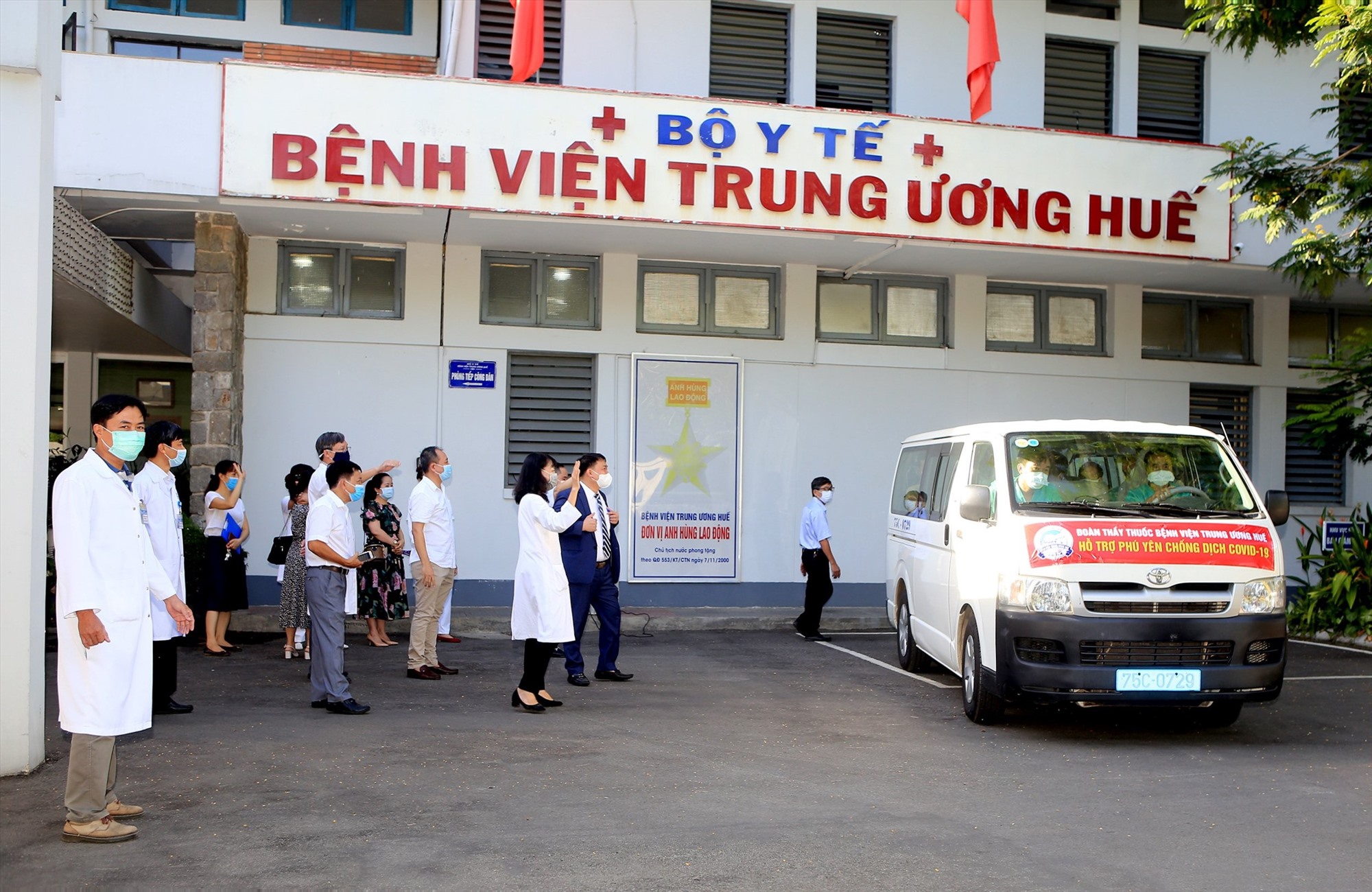 Lãnh đạo Bệnh viện Trung ương Huế tiễn đoàn y, bác sĩ tình nguyện lên đường làm nhiệm vụ.
