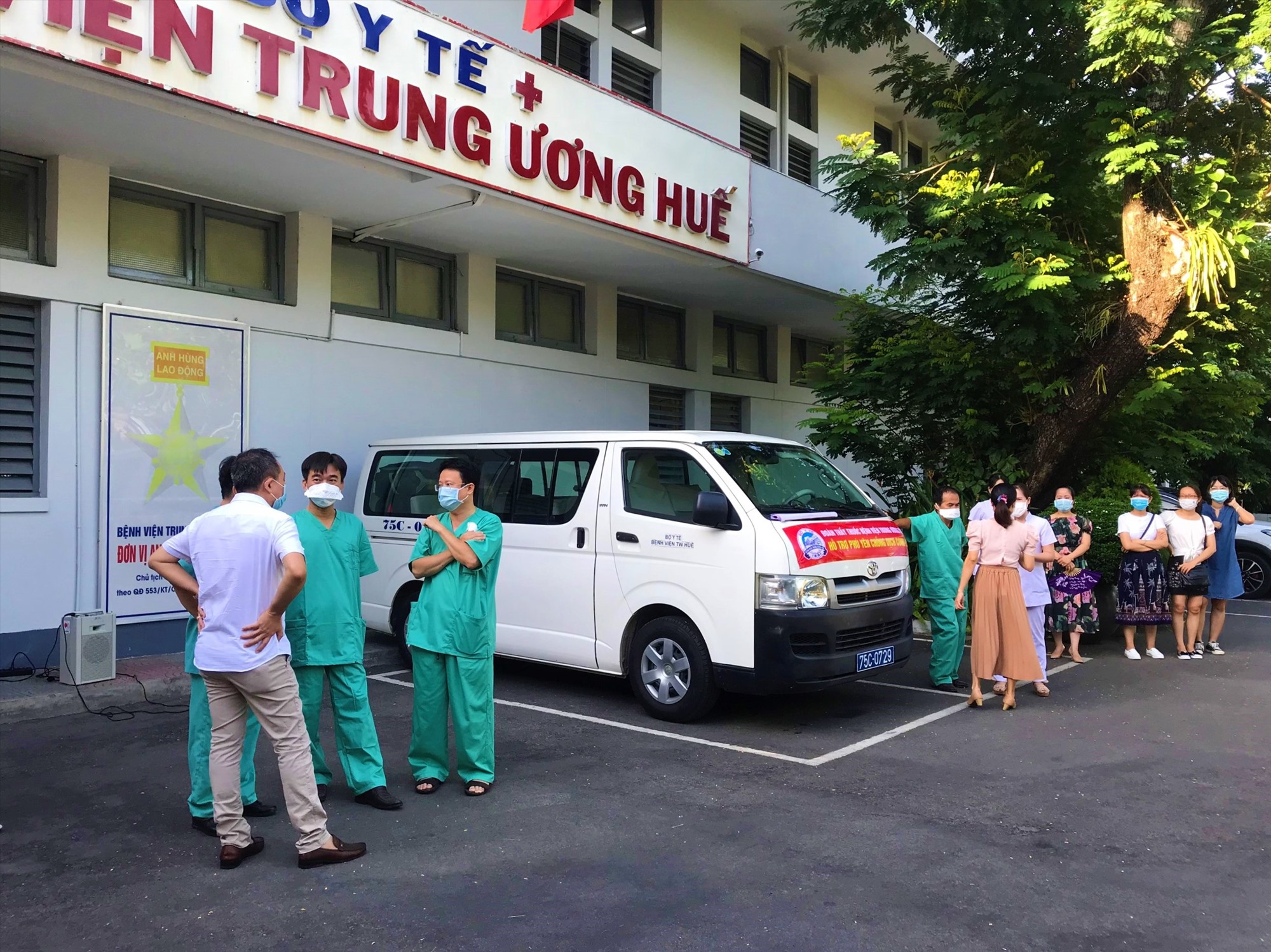 Đoàn y, bác sĩ tình nguyện Bệnh viện Trung ương Huế đã sẵn sàng lên đường vào tỉnh Phú Yên để hỗ trợ chống dịch COVID-19.
