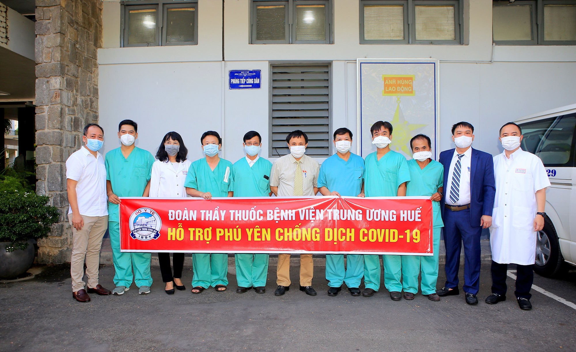 Trong đợt “tiếp sức” cho Phú Yên lần này, Bệnh viện Trung ương Huế đã cử đoàn y, bác sĩ tình nguyện gồm 6 thành viên là những chuyên gia thuộc các lĩnh vực hồi sức tích cực, hồi sức tim mạch, chống độc...