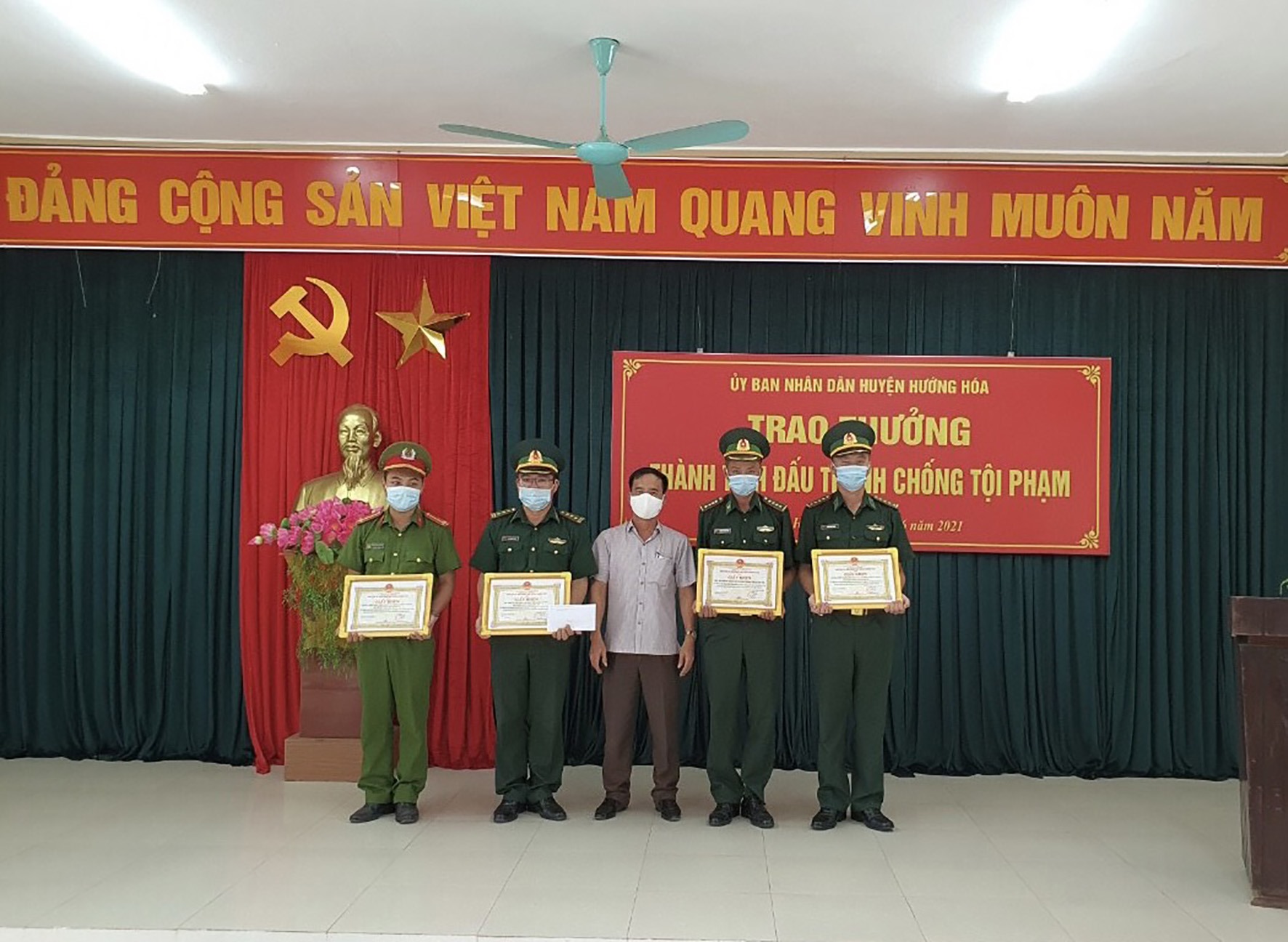 Phó Chủ tịch UBND huyện Hướng Hóa Phạm Trọng Hổ trao thưởng cho lực lượng đánh án-Ảnh: Minh Khánh
