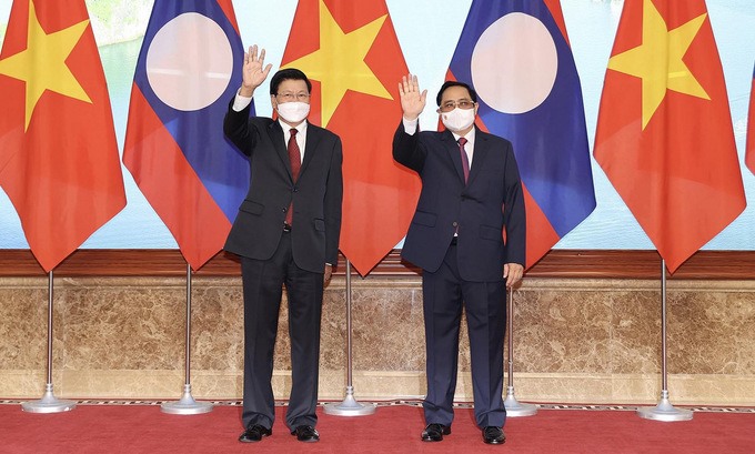 Tổng Bí thư, Chủ tịch nước Sisoulith (trái) và Thủ tướng Phạm Minh Chính trước cuộc hội kiến hôm 28/6. Ảnh: BNG.