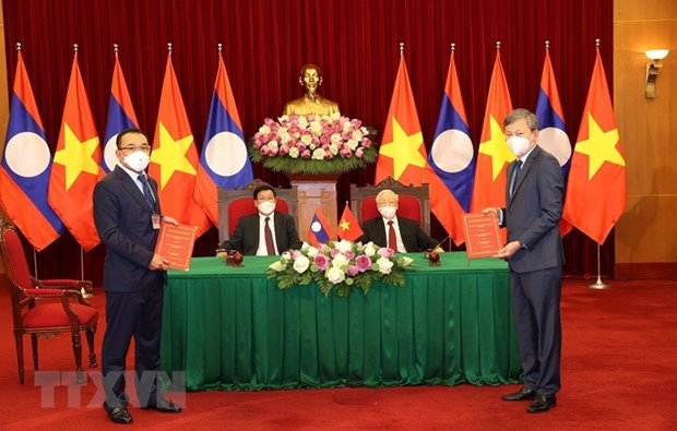 Lễ trao đổi hợp đồng bán điện giữa Tập đoàn Điện lực Việt Nam và Tập đoàn Thông-xắp-thạ-vi đối với cụm nhà máy thủy điện Nậm Nhương và cụm nhà máy thủy điện Nậm Mô. (Ảnh: TTXVN)