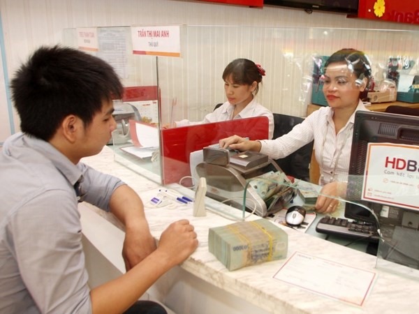 Một số ngân hàng tiếp tục đưa ra các gói hỗ trợ lãi suất ưu đãi cho khách hàng. (Ảnh: CTV/Vietnam+)