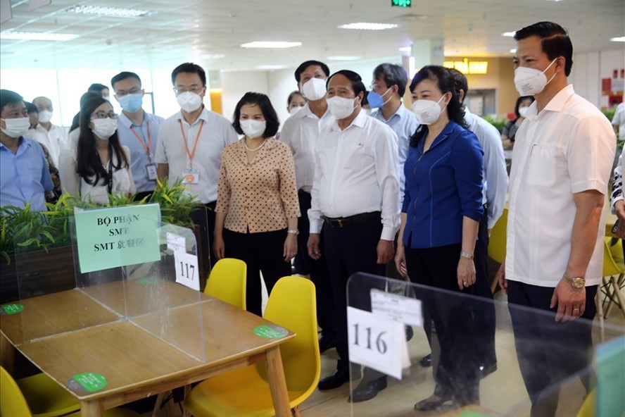 Phó Thủ tướng Lê Văn Thành thăm khu căng-tin của công nhân. Ảnh: VGP/Đức Tuân