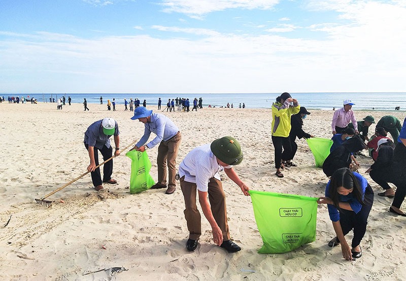Nhặt rác để làm sạch môi trường biển - Ảnh: H.N.K