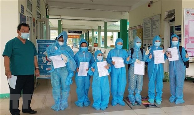Giám đốc Bệnh viện Phổi Đà Nẵng trao giấy chứng nhận khỏi bệnh và xuất viện cho các bệnh nhân mắc COVID-19. (Ảnh: Văn Dũng/TTXVN)